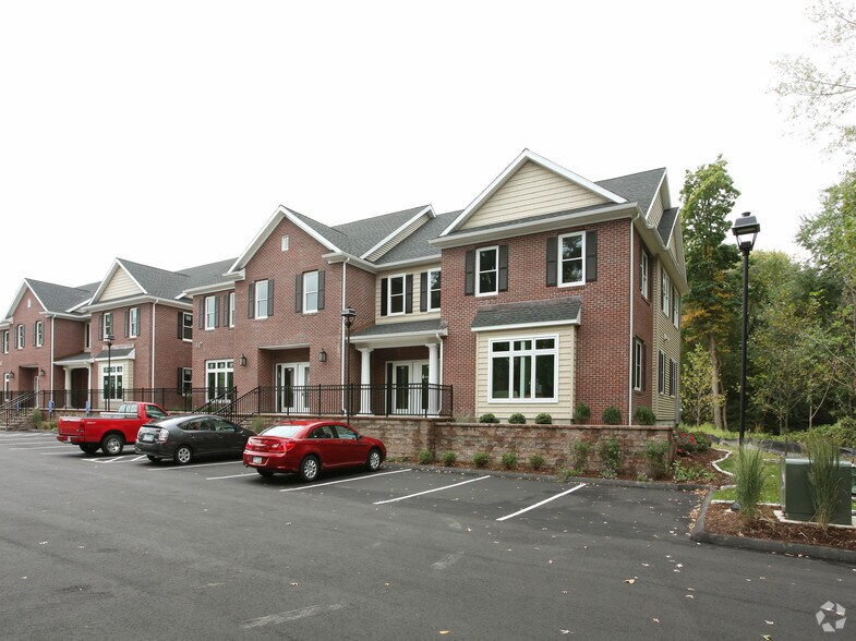 447 Naubuc Ave, Glastonbury, CT à vendre - Photo principale – Image 1 sur 8