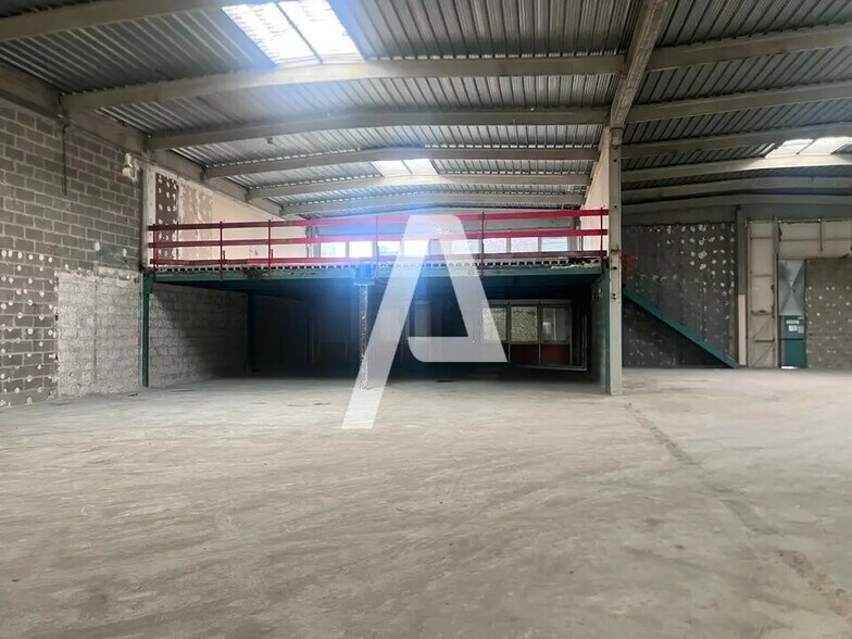 Local d’activités dans Ivry-sur-Seine à louer - Photo de l’immeuble – Image 2 sur 6