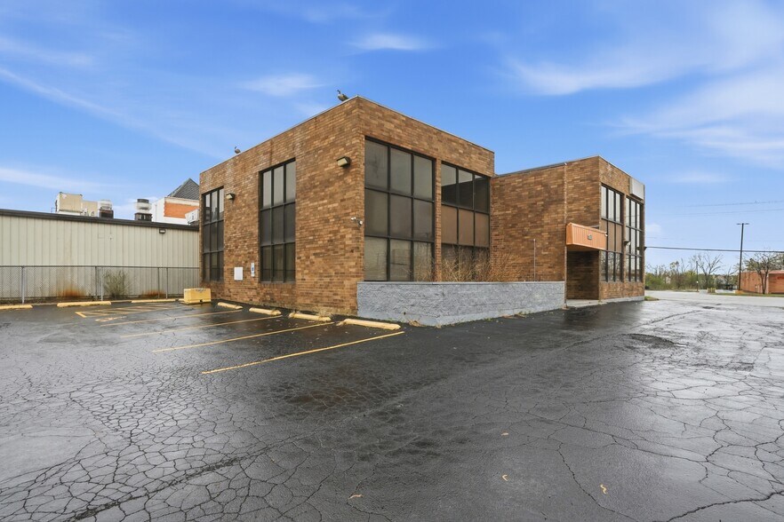 2071 Irving Park Rd, Hanover Park, IL à vendre - Photo principale – Image 1 sur 32