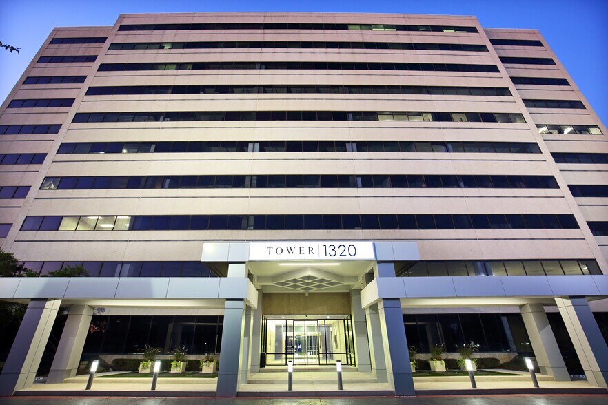 1320 Greenway Dr, Irving, TX à louer - Photo de l’immeuble – Image 1 sur 24