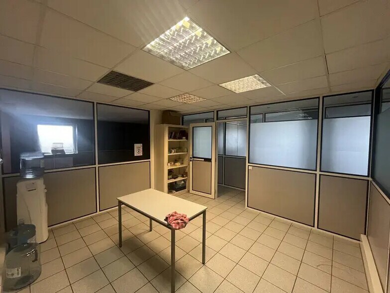 Bureau dans SAINT-VIGOR-D'YMONVILLE à louer - Photo intérieure – Image 3 sur 9