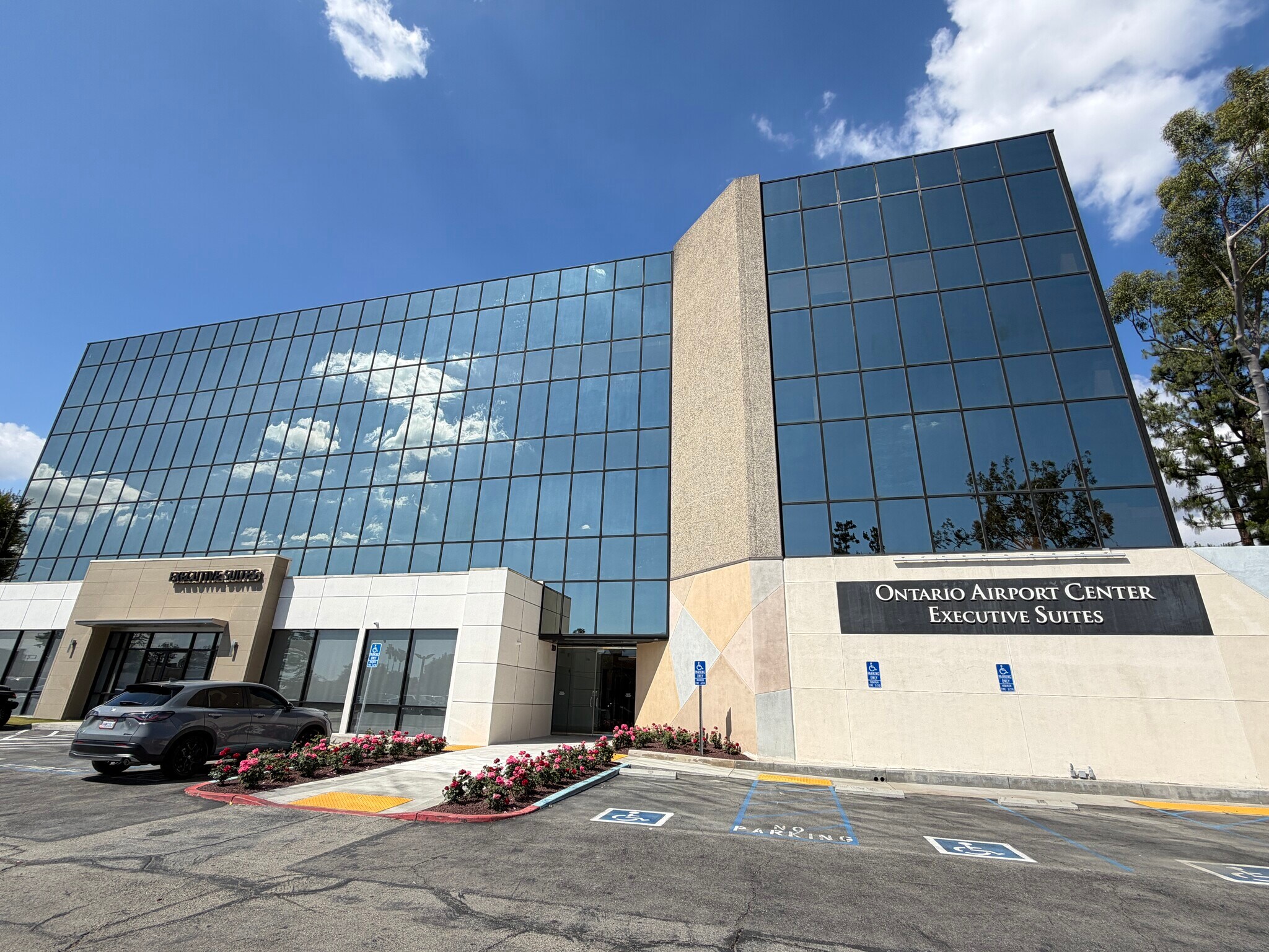 337 N Vineyard Ave, Ontario, CA à louer Photo principale– Image 1 sur 20