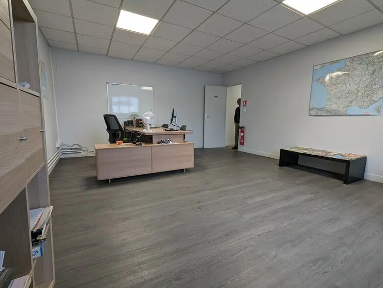 Local d’activités dans Saint-Étienne-du-Rouvray à louer - Photo de l’immeuble – Image 2 sur 7