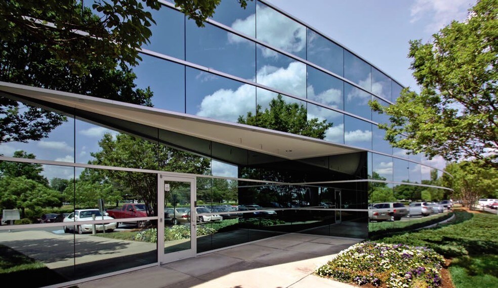 701 Forest Point Cir, Charlotte, NC à louer - Photo de l’immeuble – Image 2 sur 4