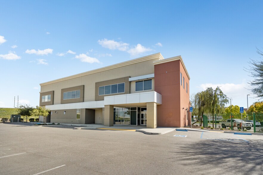 5000 Commerce Dr, Bakersfield, CA à louer - Photo de l’immeuble – Image 3 sur 16