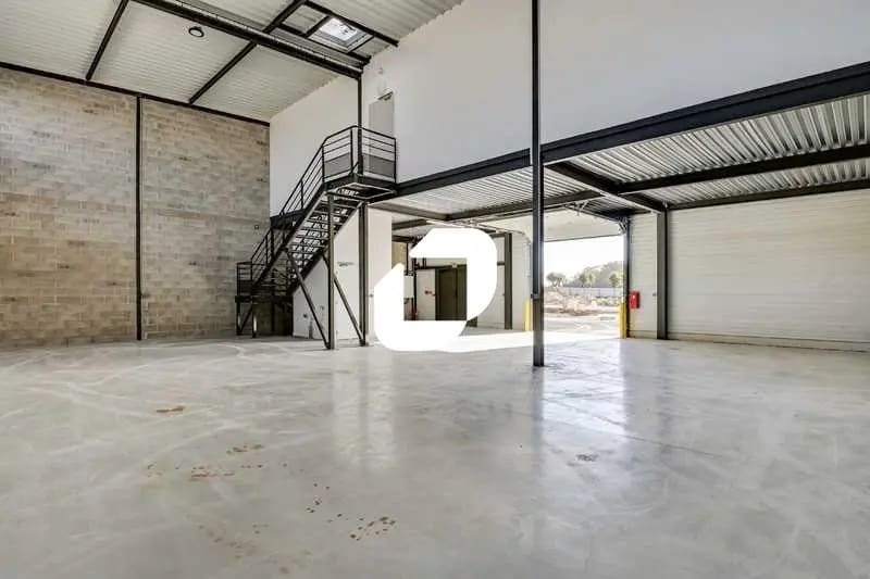 Local d’activités dans Marcoussis à louer - Photo de l’immeuble – Image 2 sur 12