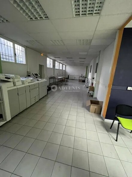 Local d'activités dans Le Mesnil-Saint-Denis à vendre - Photo intérieure – Image 3 sur 4