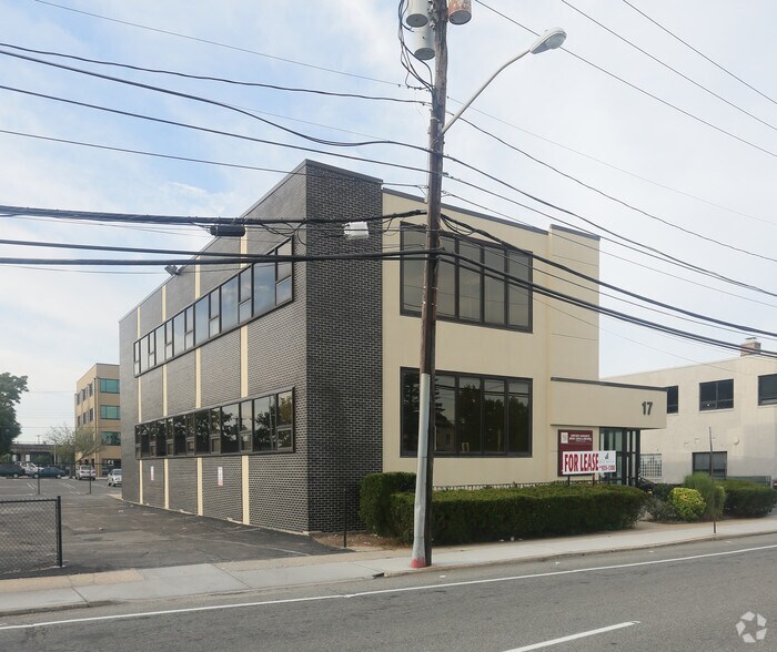 17 W John St, Hicksville, NY à louer - Photo de l’immeuble – Image 2 sur 3