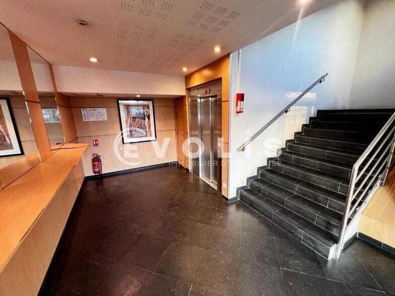 Bureau dans Evry Courcouronnes à vendre - Hall d’entrée – Image 2 sur 9