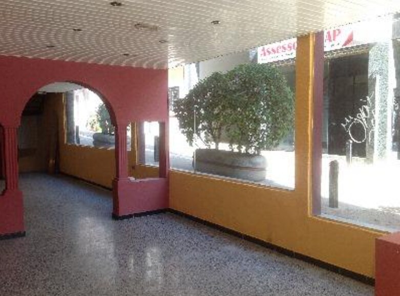 Cornellà de Llobregat, BAR 08940 - - - Photo intérieure - Image 2 of 4