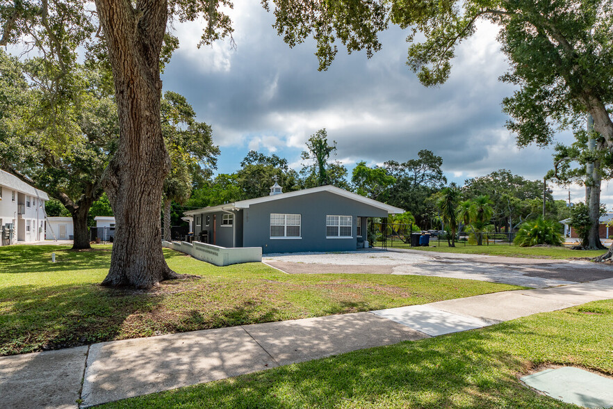 105 N Lady Mary Dr, Clearwater, FL à vendre - Photo de l’immeuble – Image 2 sur 8