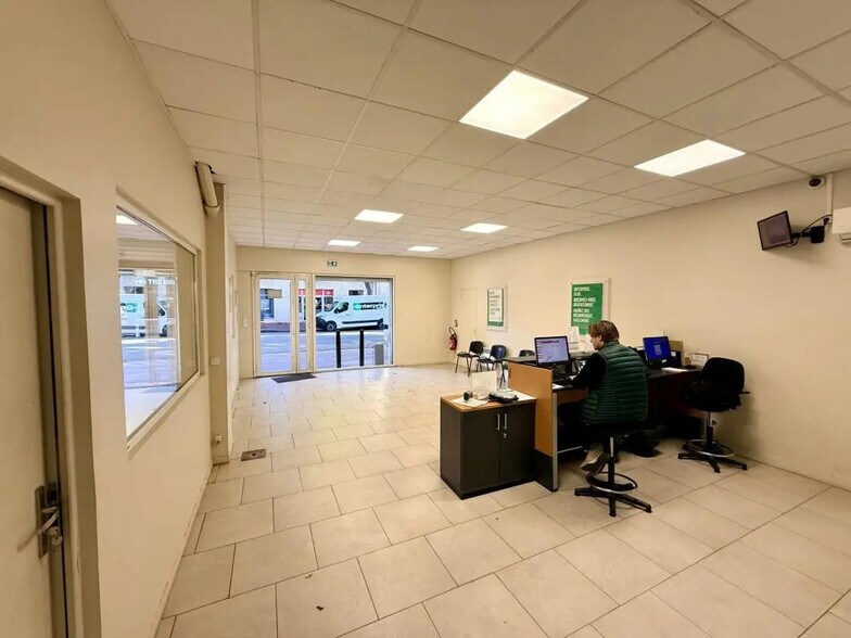 Local commercial dans Fréjus à louer - Hall d’entrée – Image 3 sur 8