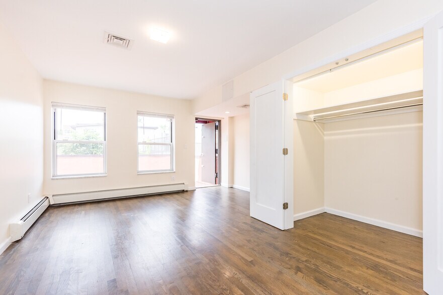 1427 Astoria Blvd, Astoria, NY à vendre - Photo intérieure – Image 2 sur 5