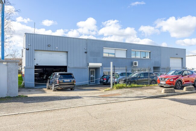 Plus de détails pour 4 Rue Jean Perrin, Chassieu - Local d’activités à vendre