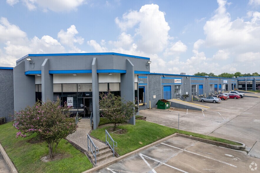 5921-5937 S Loop Fwy E, Houston, TX à louer - Photo de l’immeuble – Image 1 sur 7