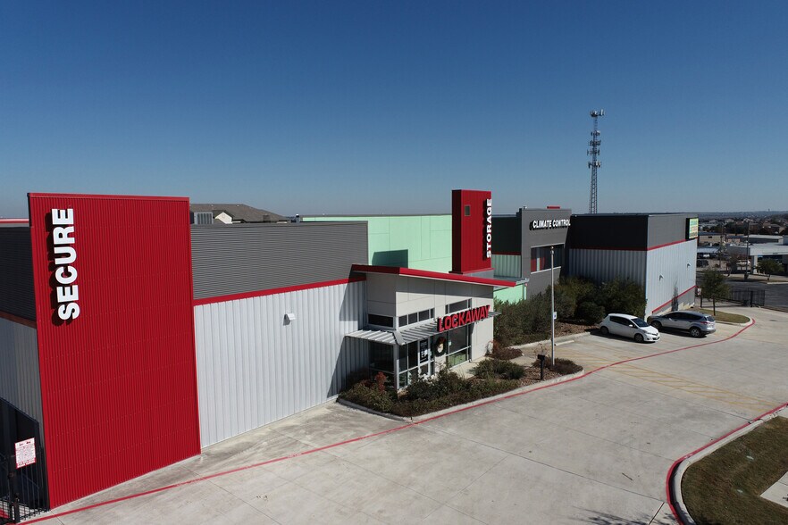 8401 Crestway Dr, Converse, TX à louer - Photo de l’immeuble – Image 3 sur 6