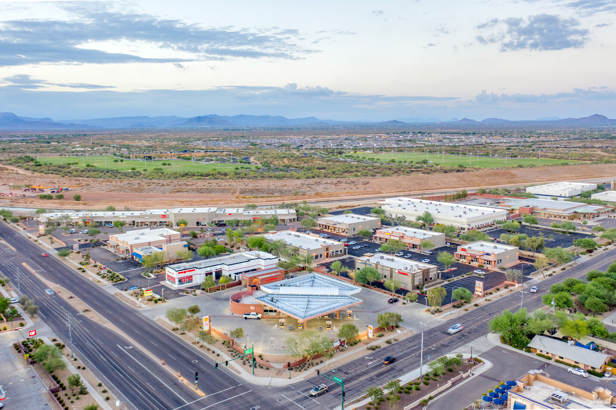 21041 N Cave Creek Rd, Phoenix, AZ à louer Photo principale– Image 1 sur 3