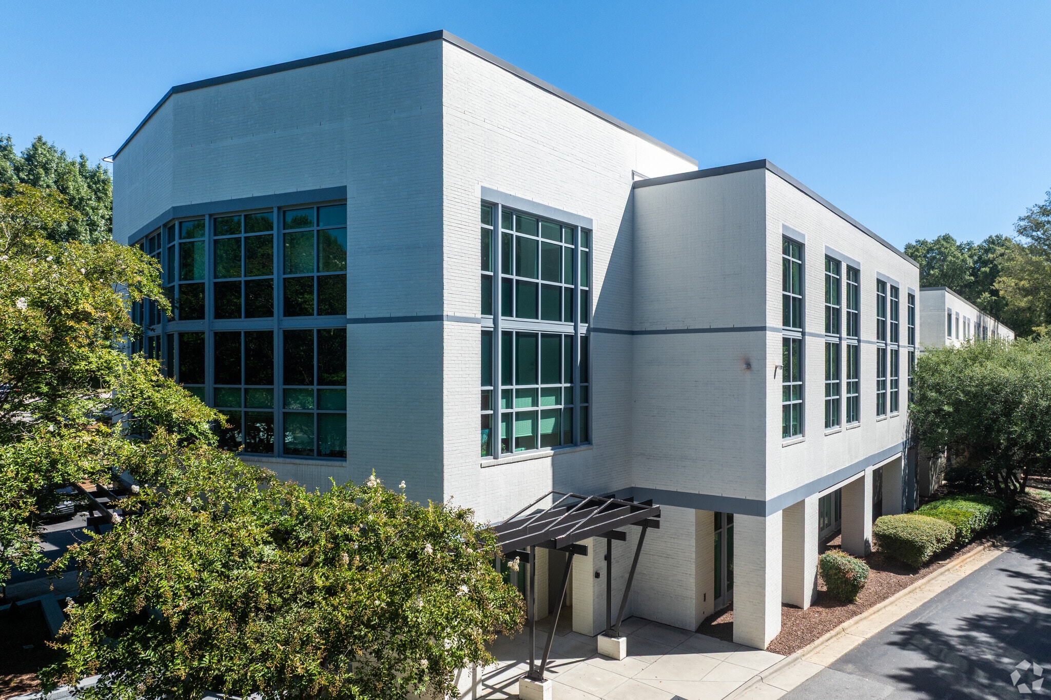 105 SW Cary Pky, Cary, NC à louer Photo principale– Image 1 sur 21