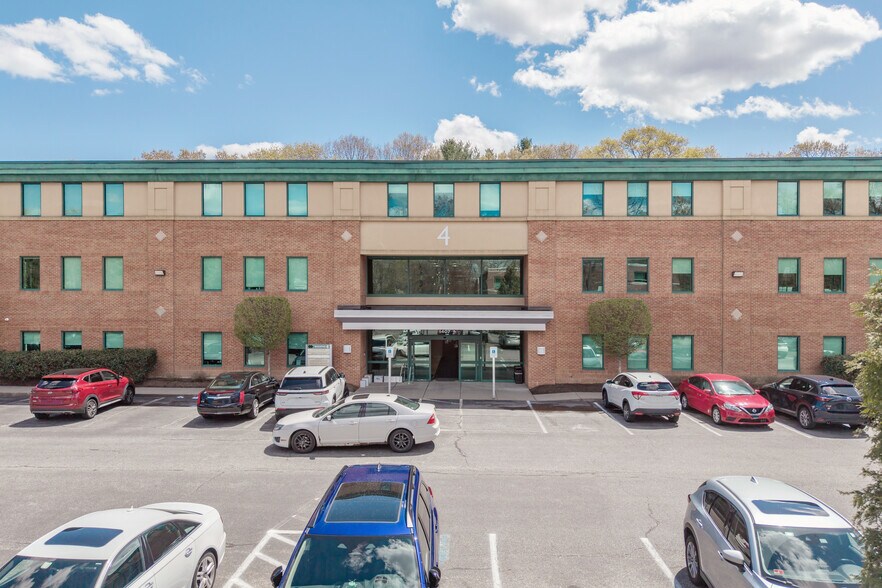 1407 S County Trl, East Greenwich, RI à louer - Photo de l’immeuble – Image 2 sur 23