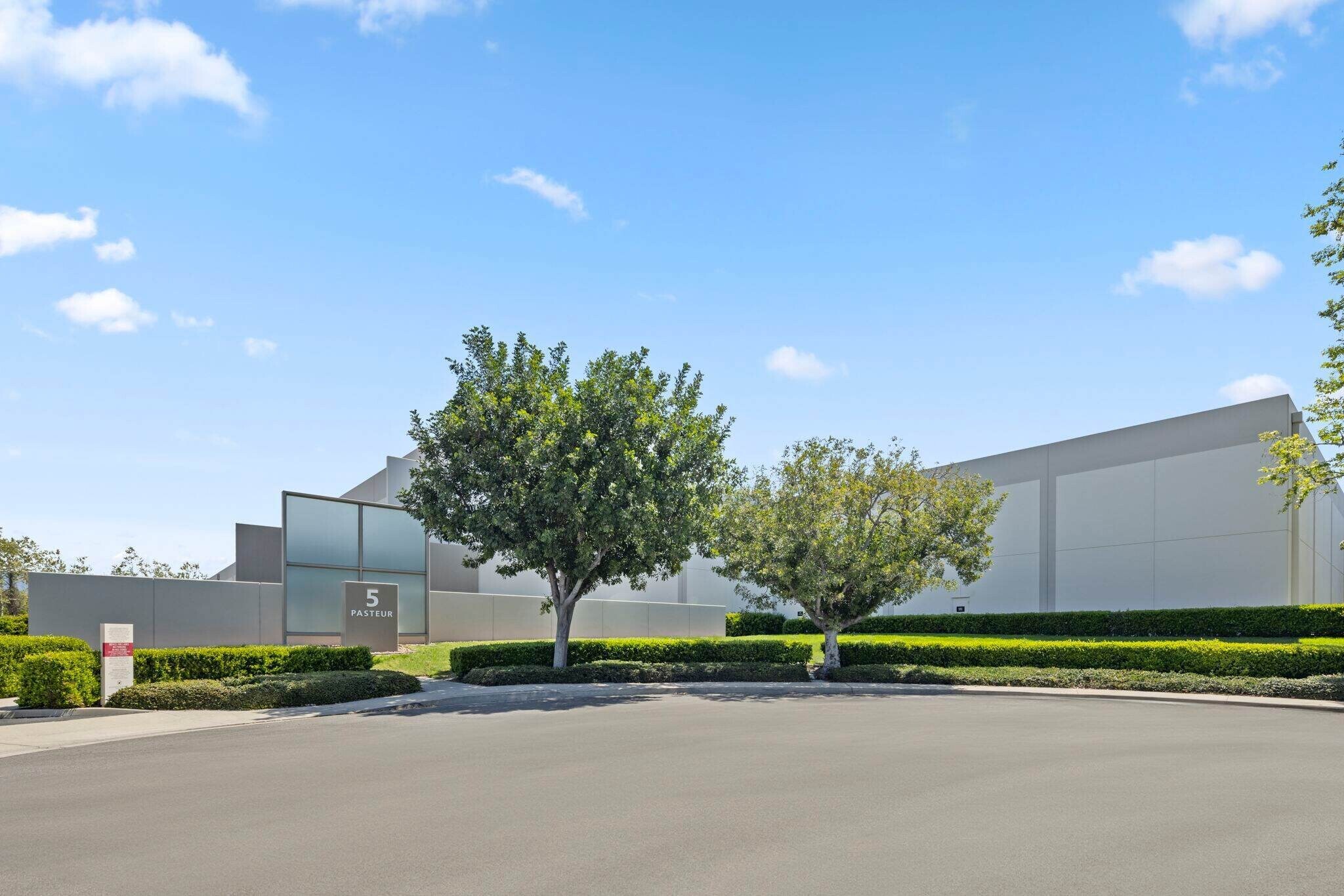 5 Pasteur, Irvine, CA à louer Photo de l’immeuble– Image 1 sur 3