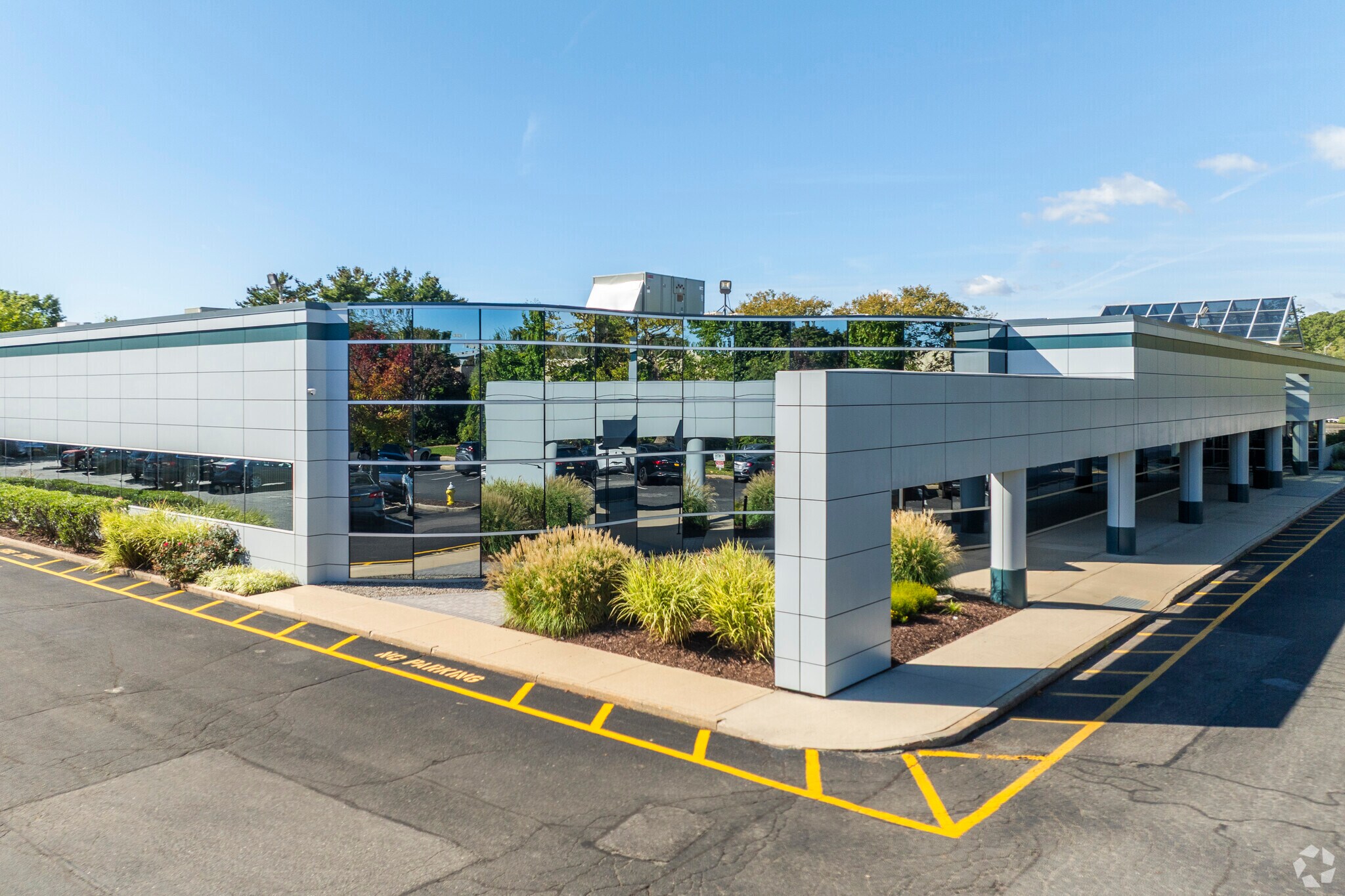 1800 Walt Whitman Rd, Melville, NY à louer Photo de l’immeuble– Image 1 sur 4