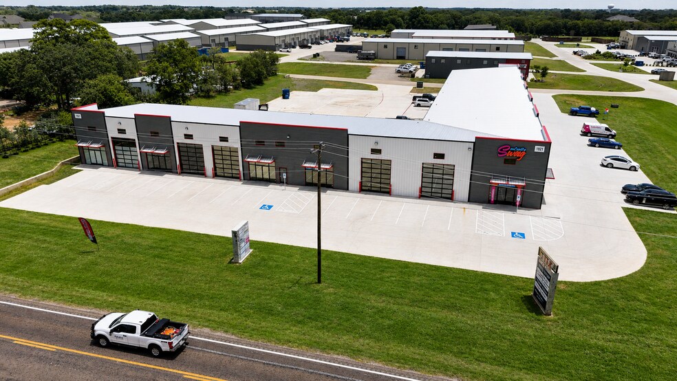 1921 Business Park Blvd, Argyle, TX à louer - Photo de l’immeuble – Image 2 sur 11