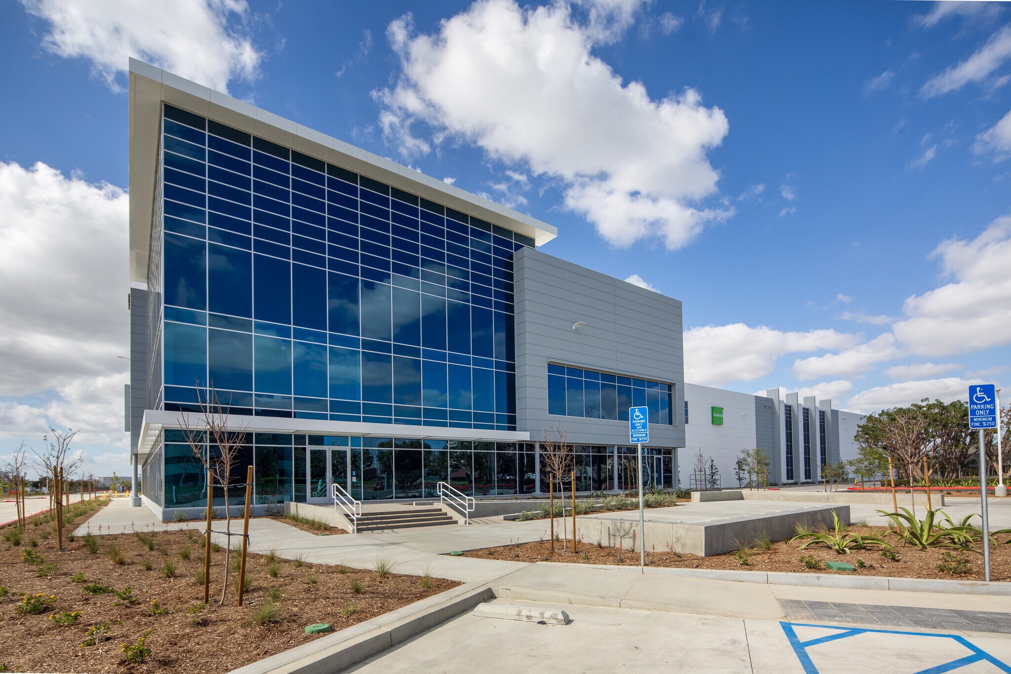 5757 Plaza Dr, Cypress, CA à louer Photo de l’immeuble– Image 1 sur 16