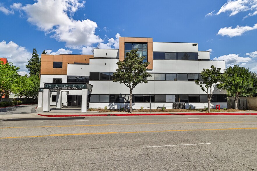 18757 Burbank Blvd, Tarzana, CA à louer - Photo principale – Image 1 sur 7
