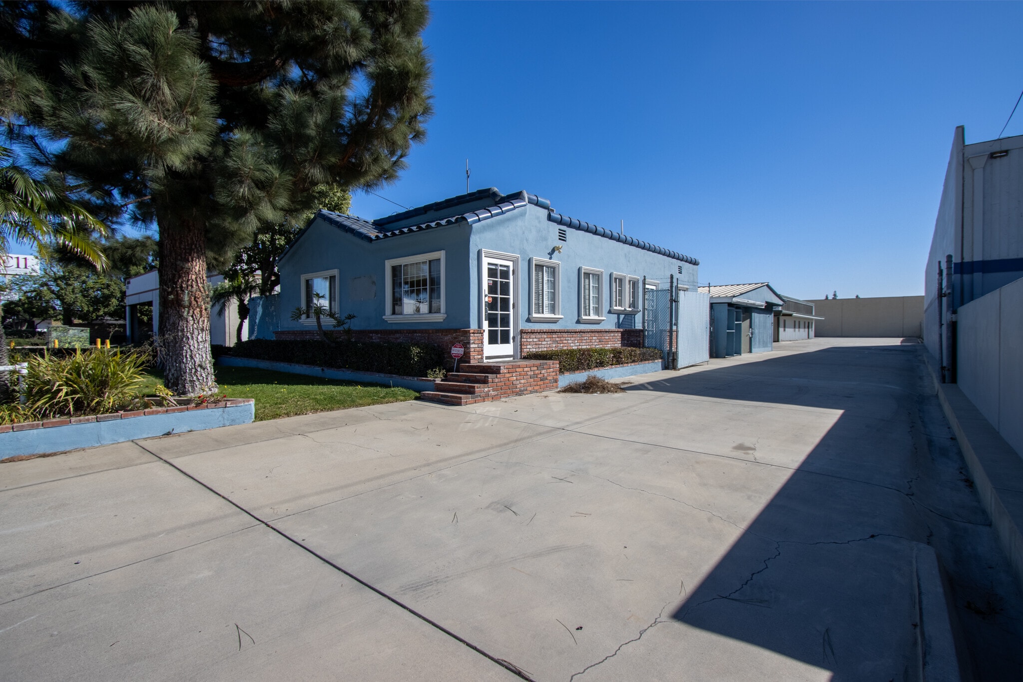 3006 E Coronado St, Anaheim, CA à louer Photo de l’immeuble– Image 1 sur 8