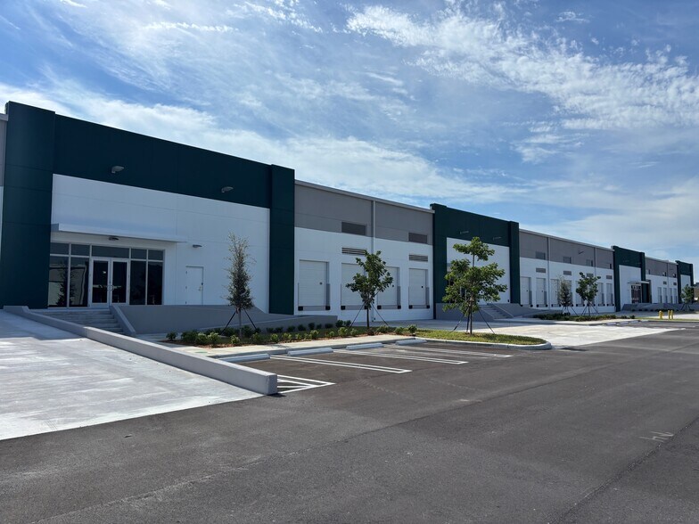 14100 SW 136th St, Miami, FL à louer - Photo de l’immeuble – Image 2 sur 6