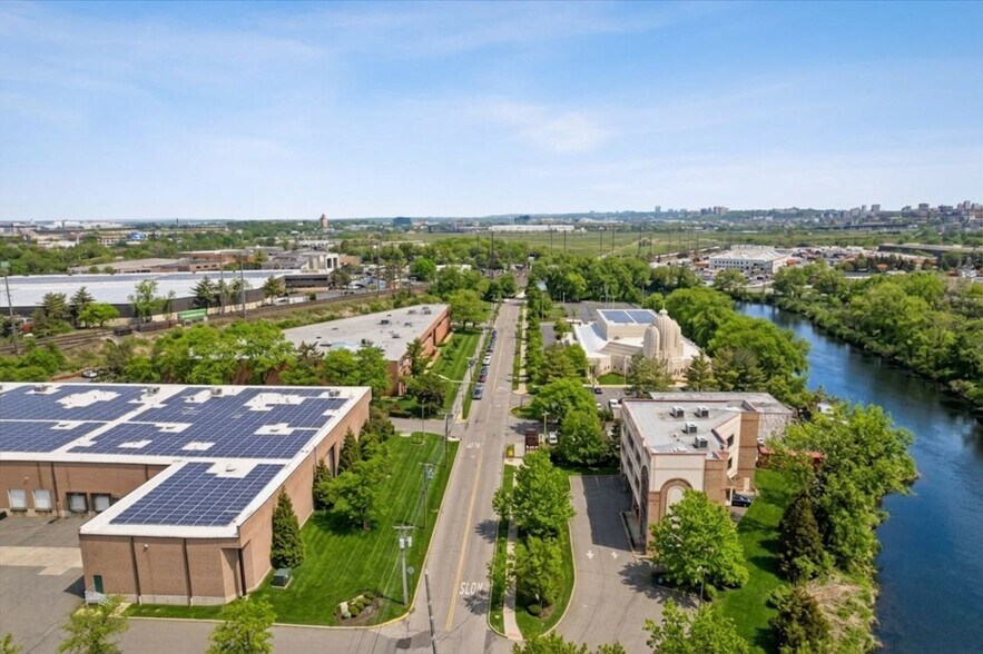 300 Penhorn Ave, Secaucus, NJ à louer - Photo de l’immeuble – Image 3 sur 5