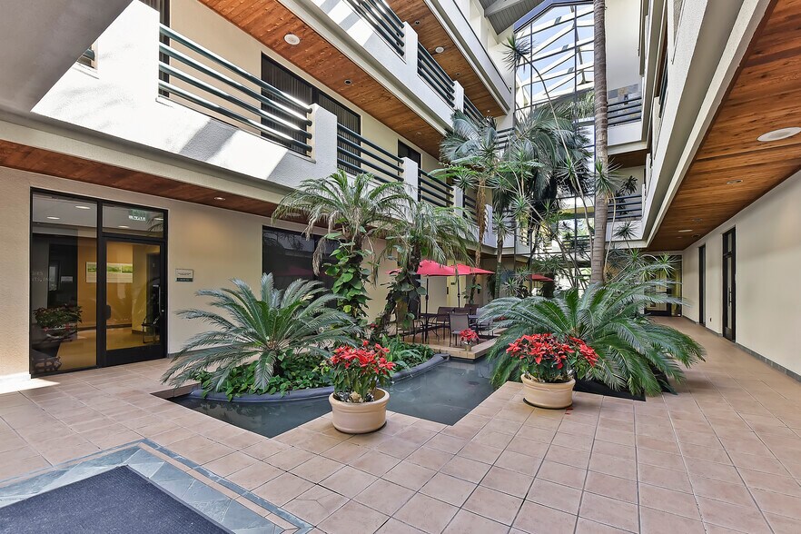 5755 Oberlin Dr, San Diego, CA à louer - Photo intérieure – Image 2 sur 7