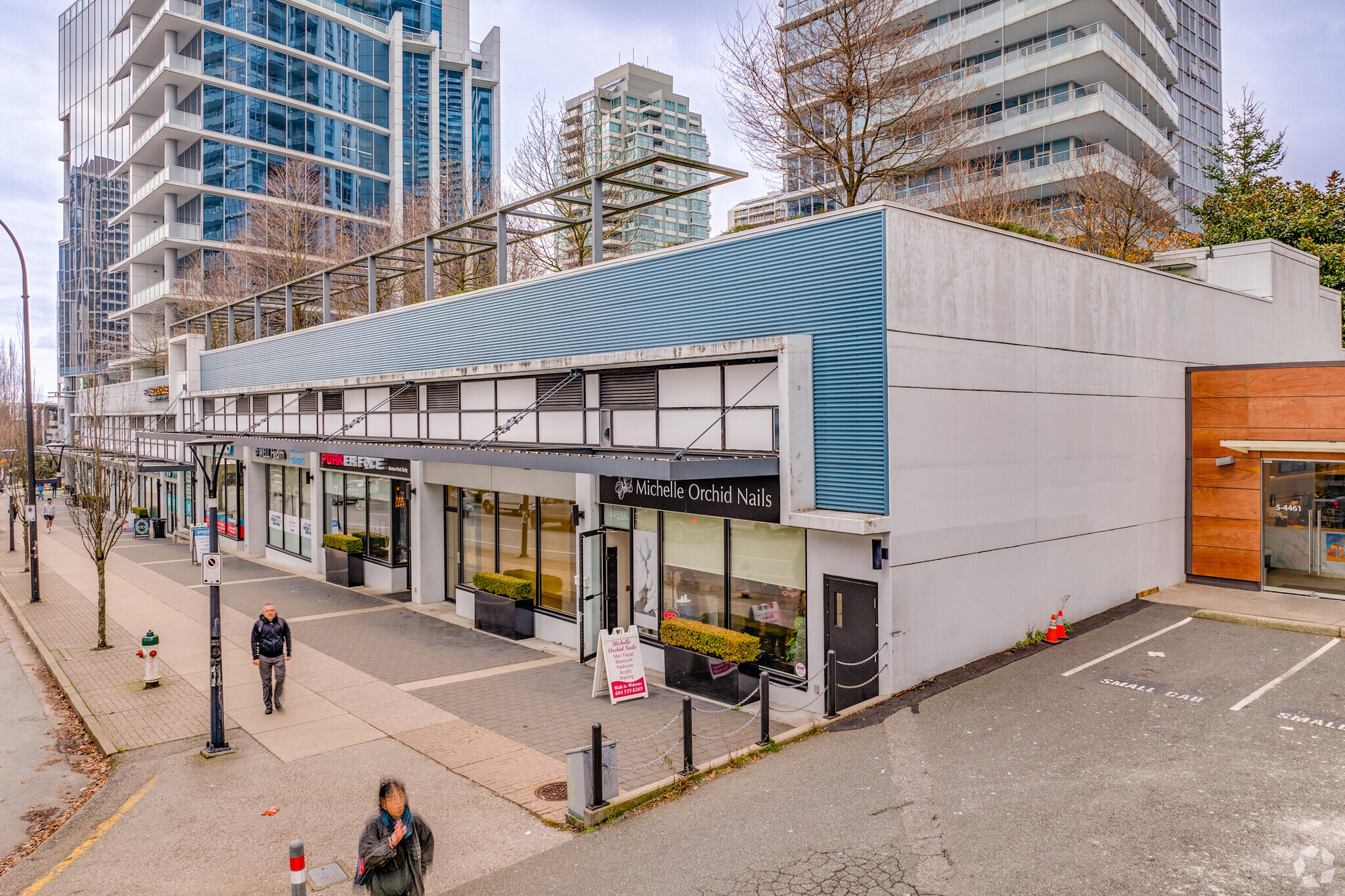 4447-4459 Lougheed Hwy, Burnaby, BC à louer Photo principale– Image 1 sur 5