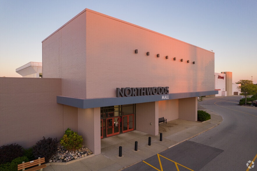 2200 W War Memorial Dr, Peoria, IL à louer - Photo principale – Image 1 sur 8