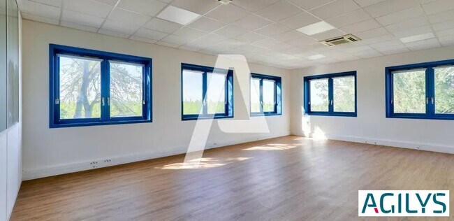 Plus de détails pour Local d'activités à louer