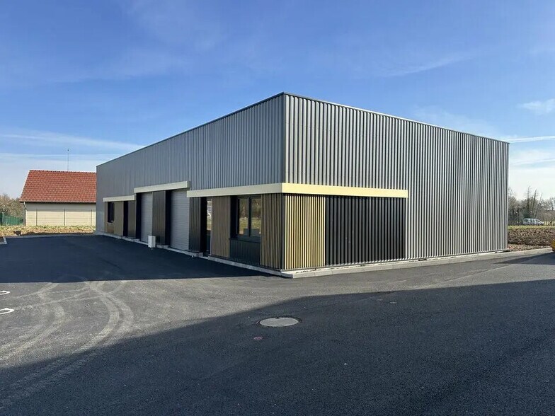 Local d’activités dans  à louer - Photo de l’immeuble – Image 1 sur 6