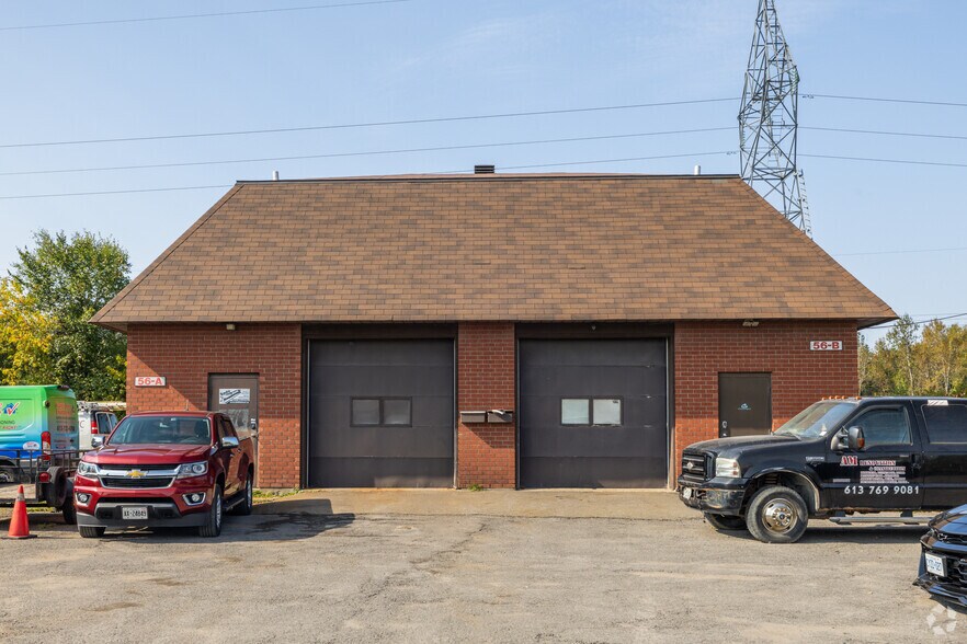 56A Cleopatra Dr, Ottawa, ON à louer - Photo de l’immeuble – Image 2 sur 2