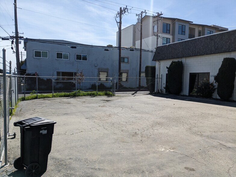 1260 Elmer St, Belmont, CA à louer - Photo de l’immeuble – Image 2 sur 23
