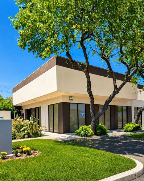 1060 Terra Bella Ave, Mountain View, CA à louer - Photo de l’immeuble – Image 3 sur 5
