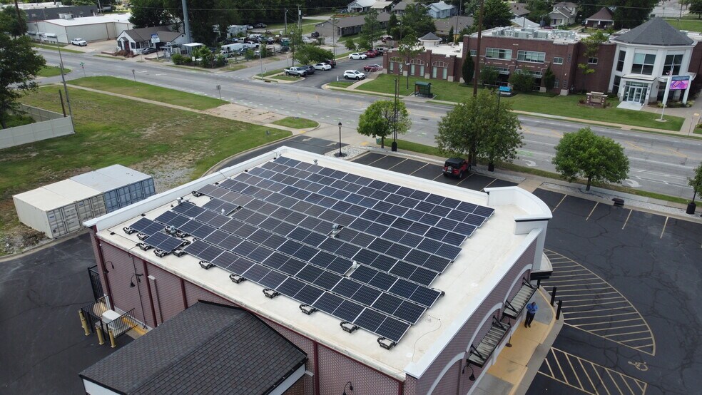 302 S Lewis Ave, Tulsa, OK à louer - Photo de l’immeuble – Image 2 sur 25