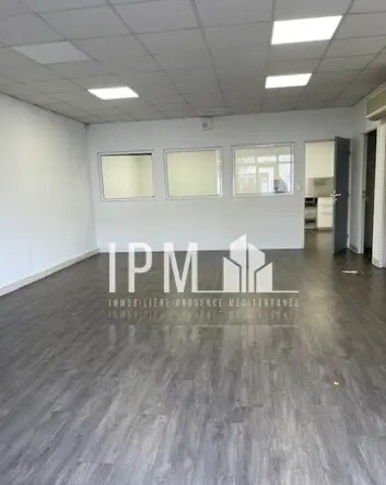 Local commercial dans Gémenos à louer - Photo de l’immeuble – Image 1 sur 4