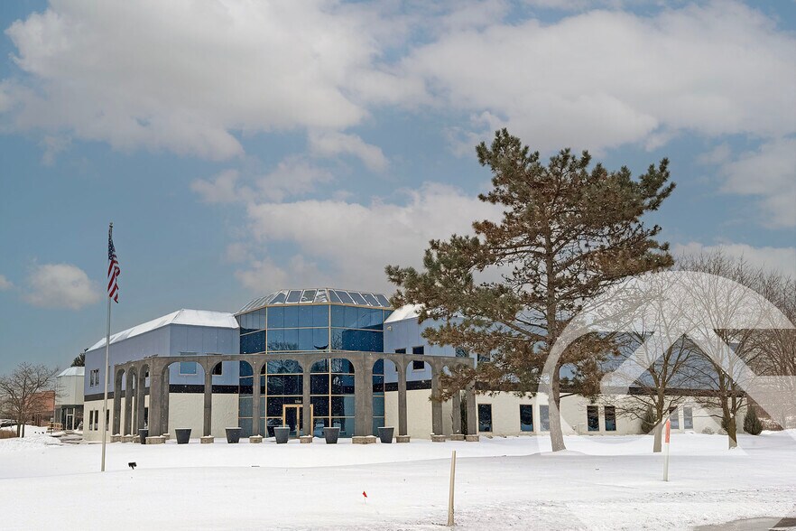 47000 Liberty Dr, Wixom, MI à louer - Photo de l’immeuble – Image 2 sur 6
