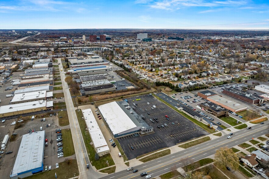 400 W Maple Rd, Troy, MI à vendre - Photo de l’immeuble – Image 2 sur 42