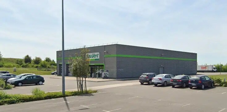 Local d'activités dans Châteaubernard à vendre - Photo de l’immeuble – Image 2 sur 5