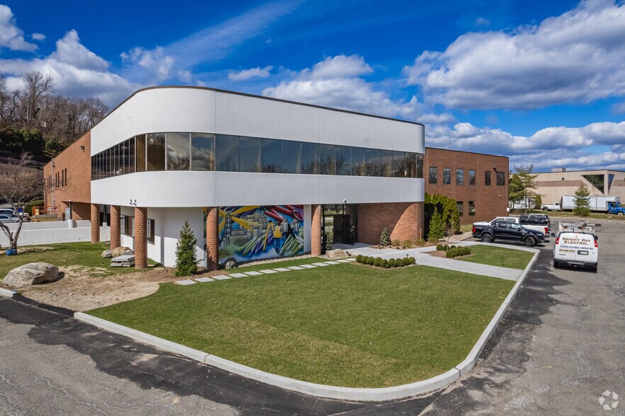 26 Harbor Park Dr, Port Washington, NY à louer - Photo principale – Image 1 sur 14