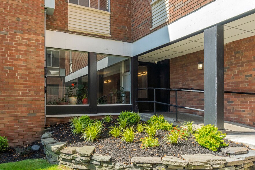 5 Highland St, West Hartford, CT à vendre - Photo de l’immeuble – Image 3 sur 23