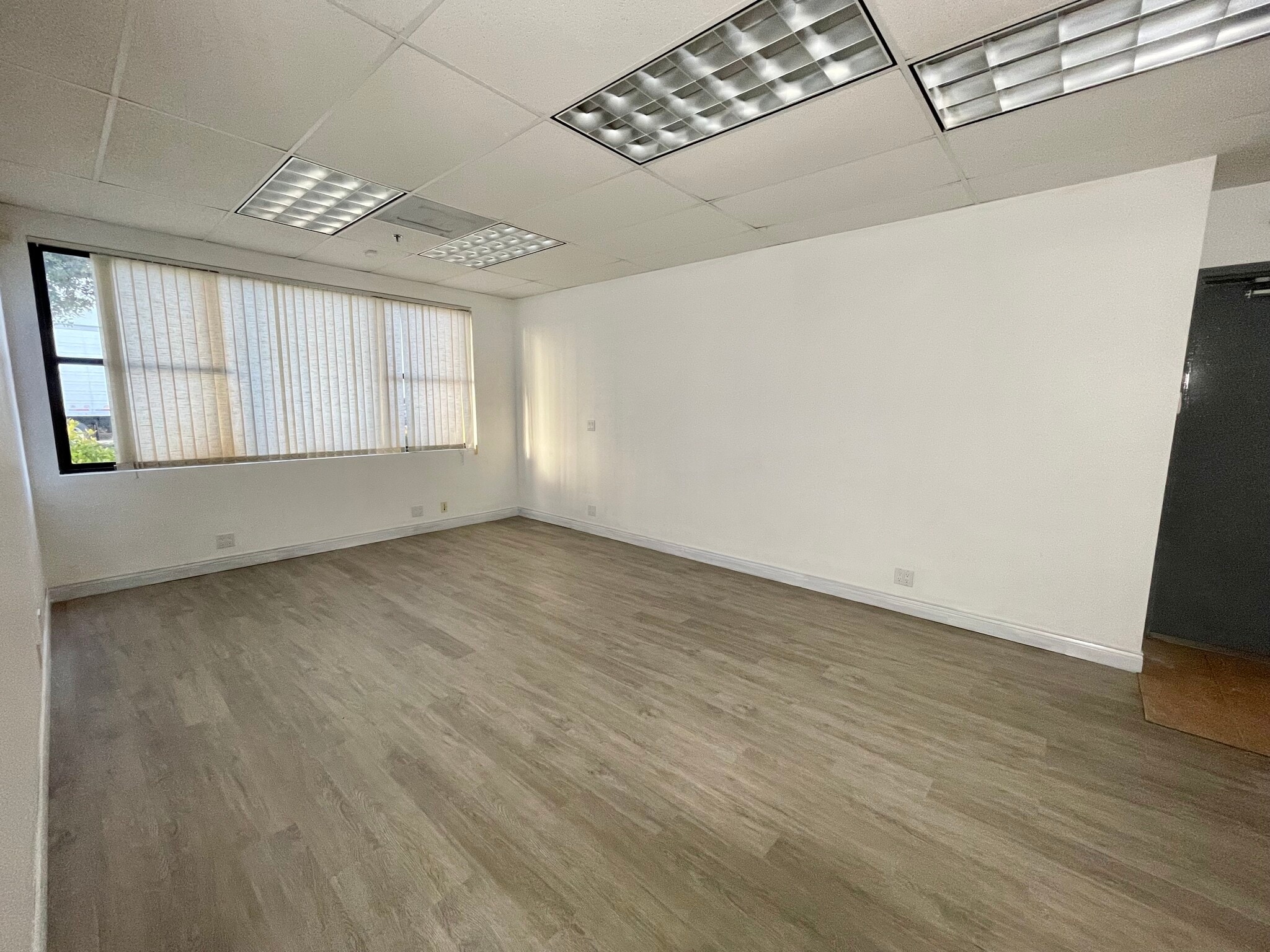 3 offices, 3 warehouses: 1,200–4,876 SF, Lompoc, CA à louer Photo intérieure– Image 1 sur 4
