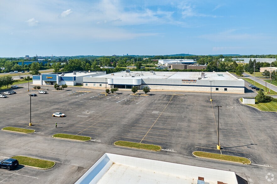 1180 Jefferson Rd, Rochester, NY à vendre - Photo principale – Image 1 sur 61