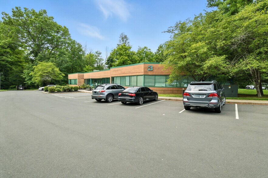 3 Northwestern Dr, Bloomfield, CT à louer - Photo de l’immeuble – Image 2 sur 33