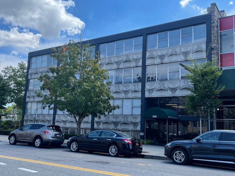 226 Seventh St, Garden City, NY à louer - Photo de l’immeuble – Image 3 sur 15